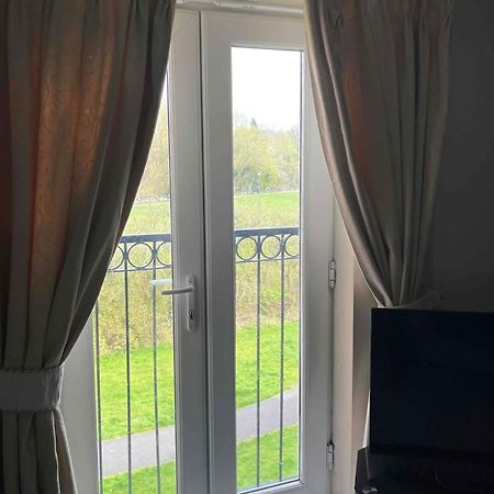 ניוקאסל אנדר ליים Peaceful 3 Bedroom Flat With A View Near Hospitals-Free Parking מראה חיצוני תמונה